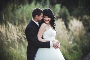 lindo casal passa o tempo no campo foto