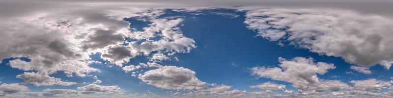 céu azul hdr 360 panorama com sol escondido atrás das nuvens em projeção perfeita com zênite para uso em gráficos 3D ou desenvolvimento de jogos como cúpula do céu ou editar tiro de drone para substituição do céu foto
