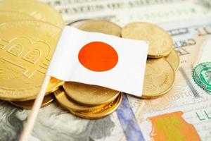 pilha de moedas de dinheiro com bandeira do japão, conceito de banca de finanças foto