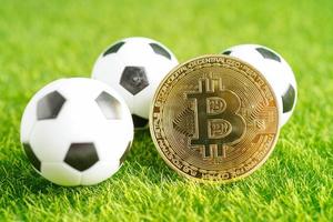 bitcoin de ouro com bola de futebol ou futebol, criptomoeda usada em apostas esportivas online. foto