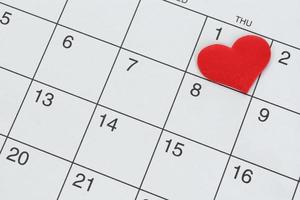 forma de coração vermelho na data do 1º dia do calendário. foto