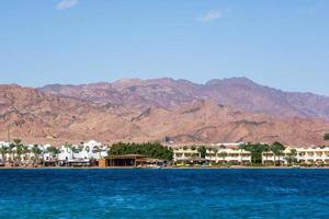 panorama na cordilheira do sinai egito semelhante a paisagens marcianas com vista para o mar foto