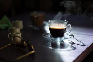 xícara de café quente em cima da mesa foto