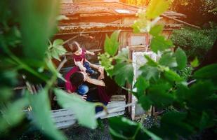 jovem família com uma criança na natureza foto