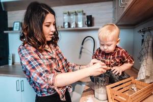 mãe e filho na cozinha foto