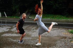 lindo casal na chuva foto