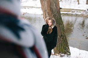 lindo casal em um parque nevado foto