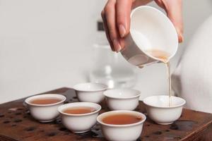 cerimônia do chá chinês é realizada pelo mestre foto