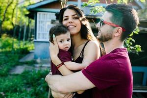 jovem família com uma criança na natureza foto