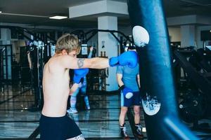 boxer com saco de pancadas no ginásio foto