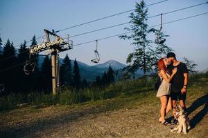 foto lindo casal nas montanhas fechar ângulo