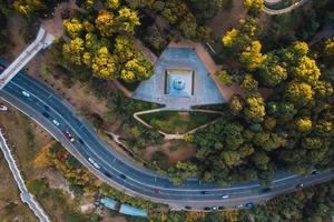 vista aérea de drone da nova ponte pedonal de cima foto