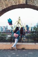 menina pré-escolar e mãe em cima do muro foto