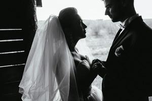 foto de casal lindo na natureza em cabana de madeira