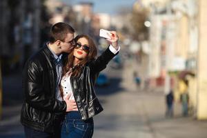 lindo casal fazendo selfie foto