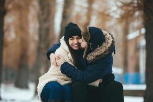 homem e mulher posando para a câmera foto