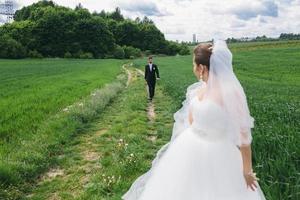 lindo casal de noivos na natureza foto