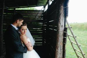 foto de casal lindo na natureza em cabana de madeira