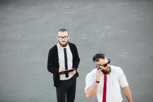 dois empresário no trabalho foto