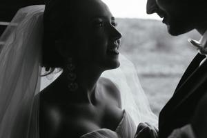 foto de casal lindo na natureza em cabana de madeira