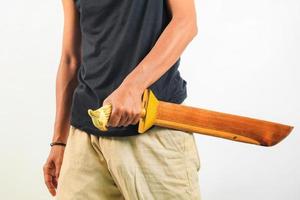 homem segurando facão isolado foto