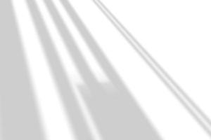 sombra abstrata e fundo claro diagonal listrado na parede branca da janela, arquitetura cinza escuro e sobreposição de efeito geométrico diagonal do sol para o projeto de pano de fundo e maquete. foto