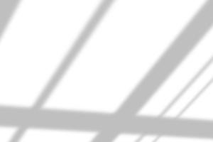 sombra abstrata e fundo claro diagonal listrado na parede branca da janela, arquitetura cinza escuro e sobreposição de efeito geométrico diagonal do sol para o projeto de pano de fundo e maquete. foto