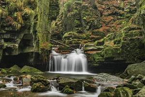 cachoeiras de outono com pedras foto