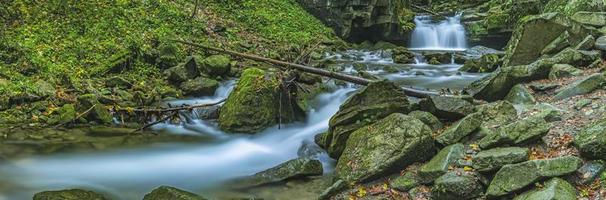 panorama de cachoeiras de outono foto