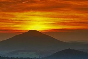 vista do pôr do sol da montanha foto