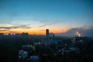 vista de edifícios residenciais por do sol com céu nublado. foto