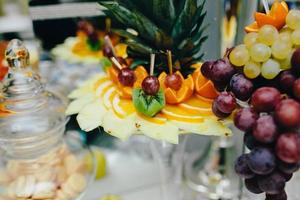 buffet com frutas tropicais foto