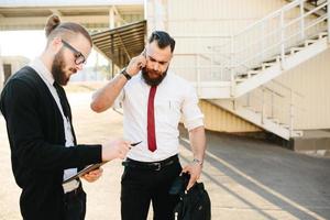 dois empresário no trabalho foto