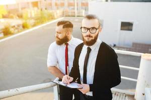 dois empresário no trabalho foto