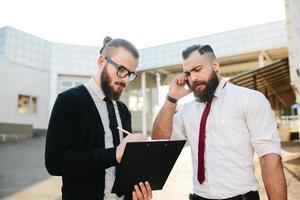 dois empresário no trabalho foto