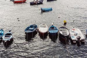 cais com barcos na beira-mar foto