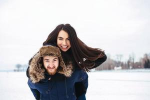 menina nas costas de um homem foto