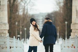 homem e mulher posando para a câmera foto