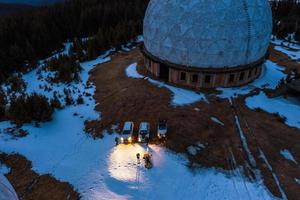 pamir - estação de radar do exército secreto abandonado. nos Cárpatos, na fronteira com a Roménia foto