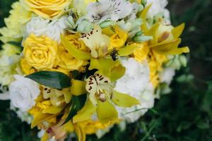 buquê de casamento com rosas amarelas foto