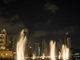 dubai, emirados árabes unidos, 2016 - a cidade de dubai e o deserto foto