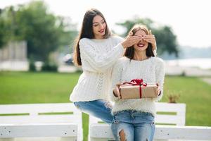 duas lindas meninas e presente foto