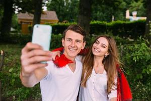 lindo casal jovem faz selfie foto