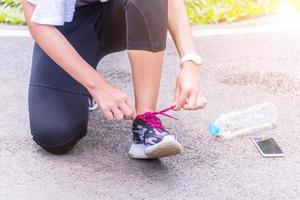 amarrar cadarços de tênis de corrida. foto