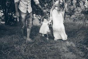 jovem família andando no jardim foto