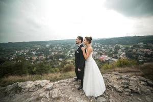 casal de noivos posando para a câmera foto