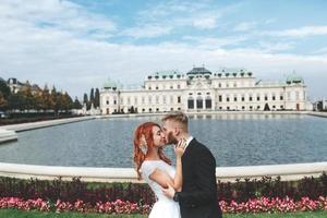 casal de noivos em uma caminhada na propriedade do mirante em viena foto