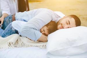 família jovem feliz relaxando juntos no lago foto