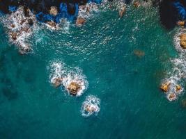 drone vista superior de uma falésia e uma praia foto