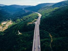 vista aérea da estrada nas montanhas foto